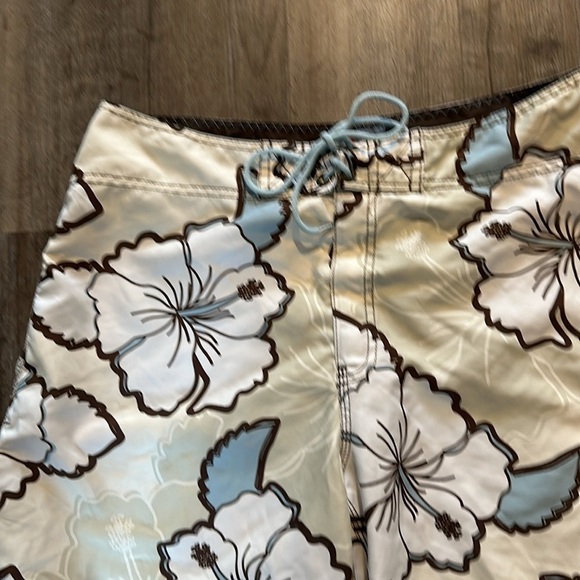 MOSSIMO BORAD SHORTS SIZE(34) - Picture 4 of 7